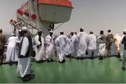 Sudaneses en Puerto Sudán, en el Mar Rojo, uno de los puntos para salir del país y escapar de la violencia