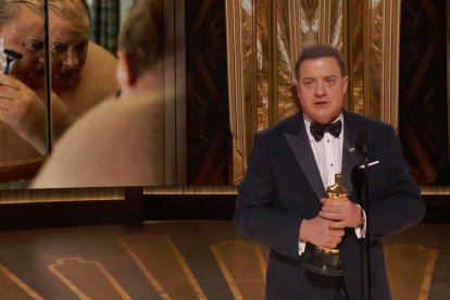 Brendan Fraser, al recoger este domingo su primer Óscar por 'La ballena'.