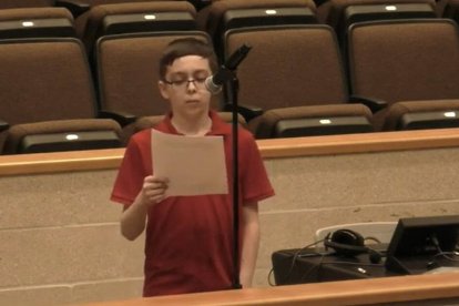 Según sus profesores de educación física "podría incomodar a algún compañero". Por ello, los docentes le instaron a cambiarse de ropa si quería continuar en el aula. Ante la negativa del menor, fue finalmente expulsado.