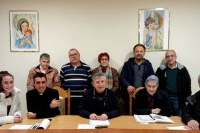Un consejo parroquial en La Bañeza, León, con su sacerdote y sus parroquianos laicos