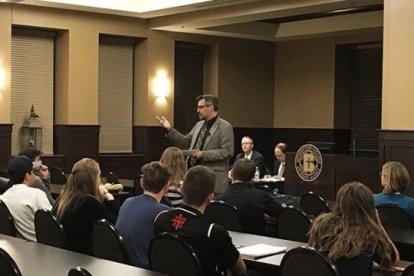 Tom Hoopes se desempeña enel Benedictine College de Kansas, es columnista en diversos medios y autor de libros como "El rosario de San Juan Pablo II": relata los episodios de influencia que el demonio ejerció sobre él durante años.