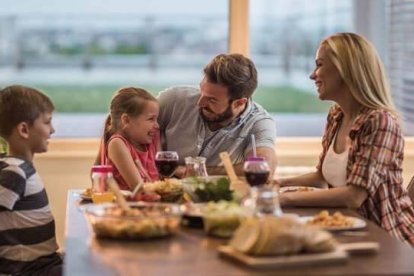 La doctora de Harvard Anne Fishel enumera algunos beneficios de comer en familia: Mejora la salud, reduce la depresión, aumenta el rendimiento académico incluso previene contra el consumo de drogas.