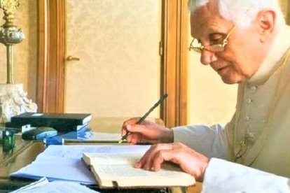 Benedicto XVI, Biblia en mano, prepara un escrito... su obra escrita perdura y ayudará a muchas personas si se difunde