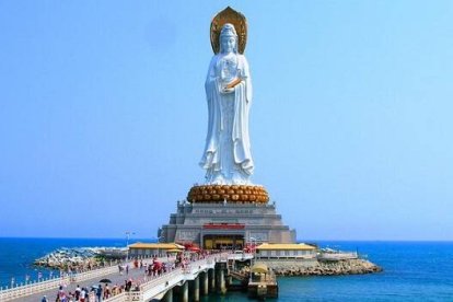 La estatua de 108 metros de la diosa o bodisatva Guanyin es el símbolo de una isla turística donde la Iglesia está resurgiendo
