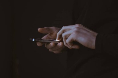 Los dispositivos móviles conectados son una puerta abierta para la adicción a la pornografía o, incluso si no hay adicción, para su efecto devastador sobre la concepción de las relaciones humanas. Foto (contextual): Gilles Lambert / Unsplash.