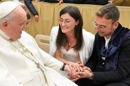 Francisco saluda a un joven matrimonio en su audiencia pública de miércoles