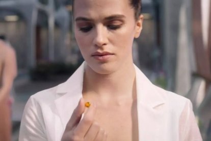 La 'libertad sexual' es la pastilla de soma que deja satisfechos a los súbditos para facilitar su sumisión. En la imagen, Jessica Brown Findlay en la serie de televisión 'Un mundo feliz' (2020), basada en la novela distópica de Aldous Huxley.