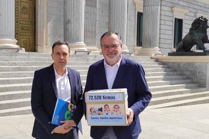 Los representantes de la Federación de Familias Numerosas entregan miles de firmas contra la Ley de Familias de PSOE y Podemos