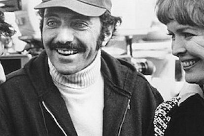 William Peter Blatty, durante una pausa del rodaje junto a Jason Miller (el padre Karras) y Ellen Burstyn (la madre de la niña poseída).