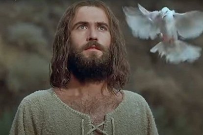 El Bautismo de Jesús en el Jordán, donde se escuchó la voz del Padre y el Espíritu se hizo presente en forma de paloma (Mc 1, 7-11), es uno de los momentos de manifestación trinitaria de los Evangelios. En la imagen, en una escena de 'Jesus Film Project'.