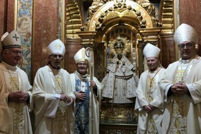 Varios de los prelados asistentes al hermanamiento guadalupano, en el camarín de la Virgen, flanqueada a su derecha por el arzobispo de Toledo, Francisco Cerro, y a su izquierda por el cardenal arzobispo de México, Carlos Aguiar. Foto: Jorge López Teulón.