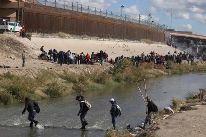 Migrantes en El Paso, en la frontera entre México y EEUU, donde se da una crisis migratoria y humanitaria