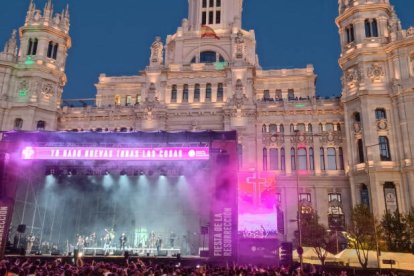 Hakuna provocó entusiasmo en la Fiesta de la Resurrección en una plaza Cibeles de Madrid completamente abarrotada.