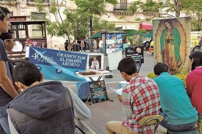 40 Días por la Vida es una iniciativa de oración ante los abortorios extendida por todo el mundo y que salva cada año miles de vidas. En la foto, jóvenes rezan por esa causa en México.