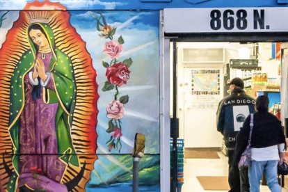 En la ciudad de Los Ángeles (EE.UU.) sale cada tarde a pasear un pequeño ejército de fotógrafos. Su objetivo: retratar la imagen de la Virgen de Guadalupe antes de que se la lleve por delante la llamada gentrificación.