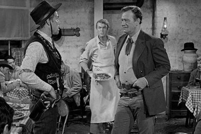 Lee Marvin, James Stewart y John Wayne en una escena de 'El hombre que mató a Liberty Valance' (1962) de John Ford. El 'malo' es, por supuesto, el hombre del sombrero negro.