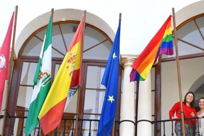 El Ayuntamiento de Osuna, con la bandera de todos los españoles y otra bandera, de un lobby ideológico, que representa solo a sus militantes