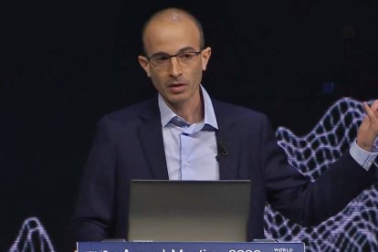 Yuval Noah Harari, durante su intervención en el foro de Davos en 2020. Harari es el 'intelectual orgánico' del Gran Reinicio de la dictadura globalista.
