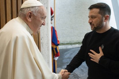 El Papa Francisco salió a recibir al presidente de Ucrania hasta la misma puerta del Aula Pablo VI del Vaticano. Se trata de la segunda reunión entre ambos líderes.