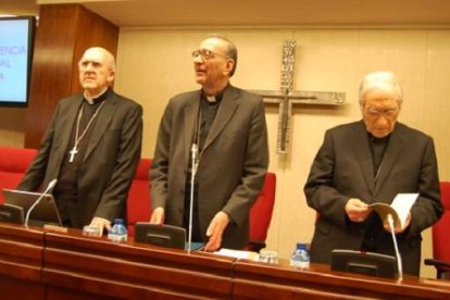 Los cardenales Osoro, Omella y Rouco en la oración inicial del encuentro de Conferencia Episcopal