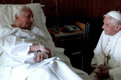 El ex secretario del Papa Benedicto XVI, Georg Gänswein, busca a cinco primos con vida para entregarles la herencia del alemán: en ningún caso serían los derechos de autor (Foto: el Papa con su hermano).