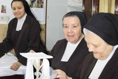 Carmelitas del convento de Badajoz. A la izquierda de la foto, Sor Ariadna de Jesús.