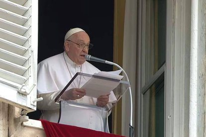 Francisco invitó a hacer con frecuencia la señal de la Cruz para recordar la Trinidad y sentirla como un abrazo de comunión de amor.