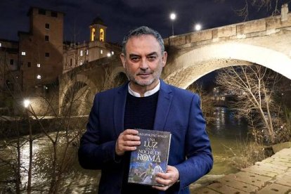 Sánchez Adalid en el puente romano a la Isla Tiberina, el mismo que vemos en la portada del libro