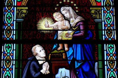 San Juan Eudes ante los Sagrados Corazones de Jesús y de María. Vidriera en la iglesia de San Pedro en Dourdain (Bretaña). Foto: GO69, CC BY-SA 3.0, Wikimedia Commons.
