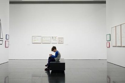 Un niño solo... en la España del hijo único 1 de cada 7 españoles se sienten solos... foto de Aaina Sharma para Unsplash