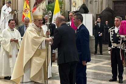 El cardenal Osoro entrega una de las reliquias de San Isidro a una hermandad sevillana.