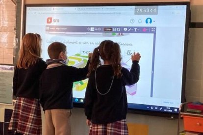 Menor capacidad de retención, memorización o atención, disminución de la comprensión lectora, baja creatividad... son algunos de los motivos que han llevado al gobierno sueco a volver a usar libros en los colegios.