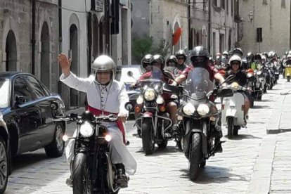 Giulio Mencuccini, el obispo emérito de Sanggau,a bordo de su  Triumph 1000 dirigiendo una caravana motera en Italia.