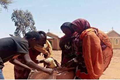 Reparto de suministros cerca de una parroquia de los espiritanos en el sur de Etiopía