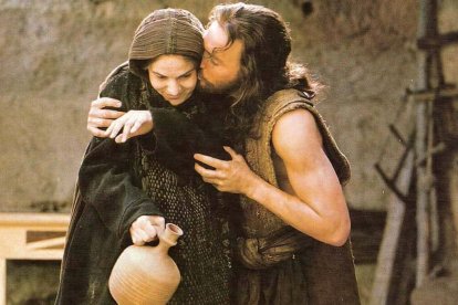 En 'La Pasión de Cristo', Mel Gibson representa a Jesucristo (Jim Caviezel) haciéndole una broma a María (Maia Morgenstern), salpicándola con agua.