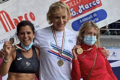 La organización que rige el atletismo mundial prohibe, desde el día 31 de marzo, a los atletas que "no hayan pasado por una pubertad masculina" participar en todas sus pruebas (foto: en el centro, Valentina Petrillo, atleta trans paralímpica).