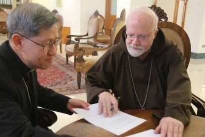 Los cardenales Tagle y O Malley firman un acuerdo para formar contra abusos en diócesis de todo el mundo, especialmente pobres y en misiones