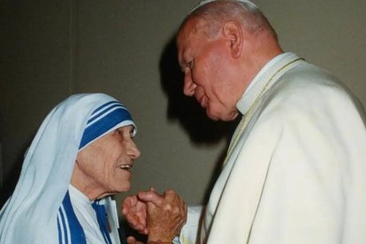 San Juan Pablo II y Santa Teresa de Calcuta son dos santos de las últimas décadas y ejemplos para los cristianos de hoy.