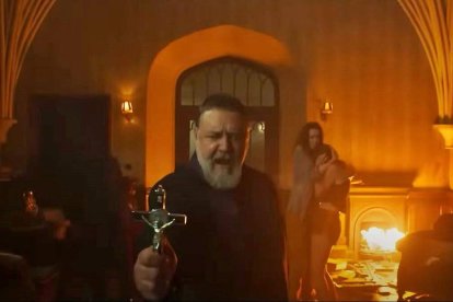 Las primeras imágenes conocidas de 'El exorcista del Papa' evocan su predecesora 'El exorcista' de 1973. En la imagen, Russell Crowe en el papel del padre Gabriele Amorth.