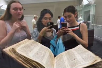 Unas jóvenes admiran el Códice Sassoon, una Biblia hebrea completa del s.X