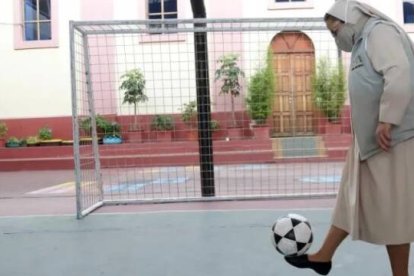 Isabel Armijos, la religiosa de la congregación Santa Mariana de Jesús en Guaranda (Ecuador) que generar furor en redes por sus habilidades con el balón y aprovecha para evangelizar.