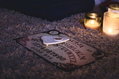 Jugar a la güija es arriesgarse a abrir la puerta a los demonios. Foto: James Fitzgerald / Unsplash.