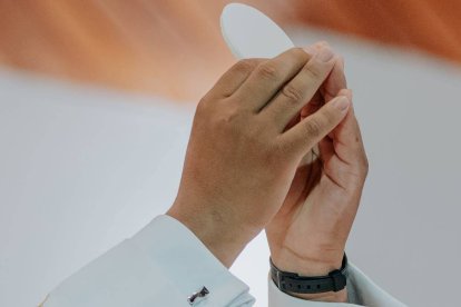 Nos hemos acostumbrado demasiado al milagro de la Eucaristía... Foto: Parroquia Santuario Nuestra Señora de Alborada / Cathopic.