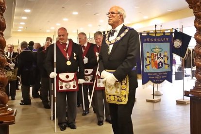 Declarar la pertenencia a la masonería u otros grupos secretos o discretos debería ser una obligación para los representantes públicos. debería Foto: captura reportaje El País, 'Masones. La hermandad del misterio'.
