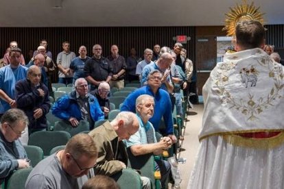 Adoración Eucarística en un congreso de hombres católicos en Hartford en octubre de 2022 - foto de Aaron Joseph
