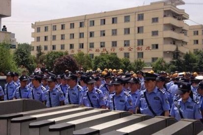 Policías en Zhumadian en 2014, antes de que se recrudecieran las leyes contra las religiones en China