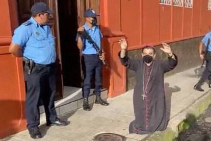 El régimen de Daniel Ortega acaba de cerrar la Universidad Católica Inmaculada Concepción, que impartía Filosofía y Teología a los seminaristas de Managua (en la foto: el obispo Rolando Álvarez, condenado a 26 años de prisión).