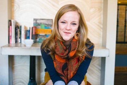 Ellie Roscher es una escritora y profesora católica que anima a simplificarnos la vida