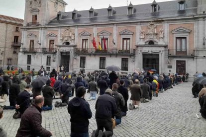 Rosario de hombres en la Plaza Mayor de Madrid.