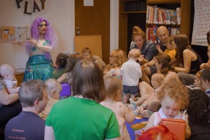 El adoctrinamiento en ideología de género se está implantando a edades cada vez más tempranas. Una modalidad es el cuentacuentos que se implantó en algunas librerías y quiere introducirse en todas las escuelas.